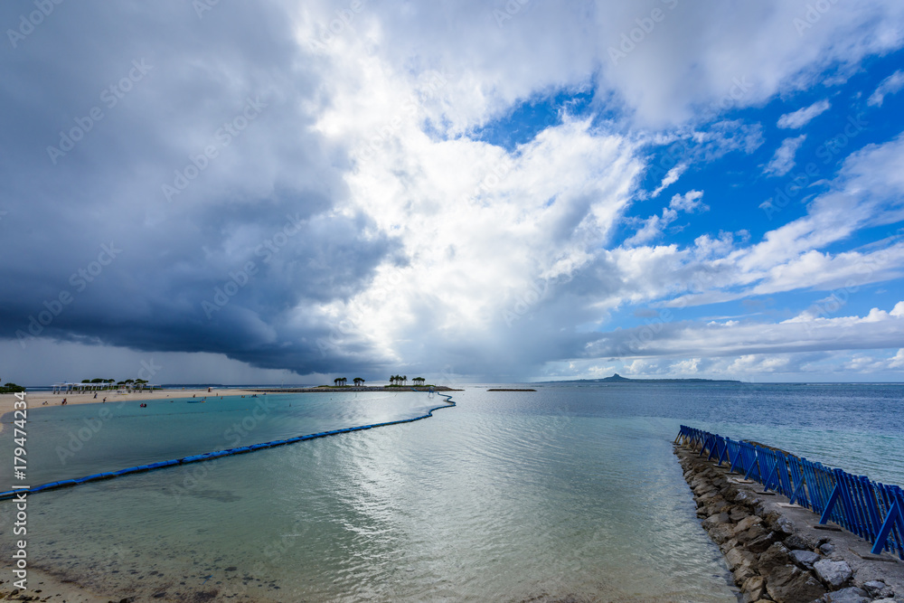 沖縄のエメラルドビーチ　晴れと雨の境目