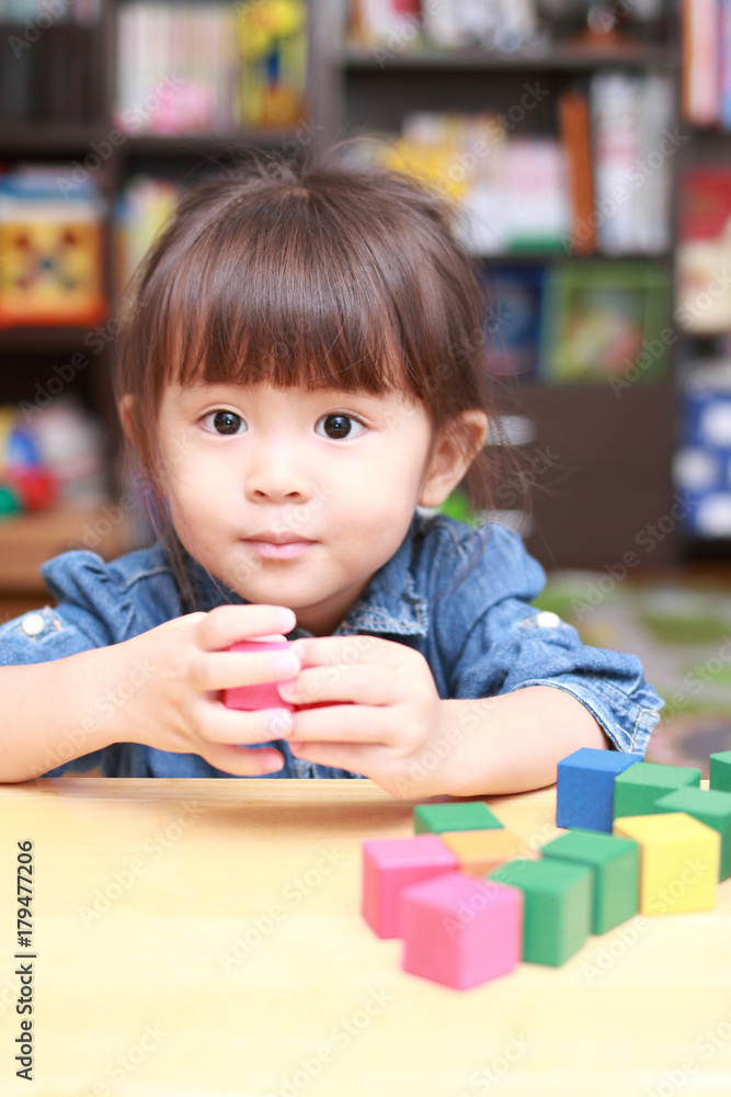 積み木で遊ぶ幼児(3歳児) 積み木で遊ぶ幼児(3歳児)