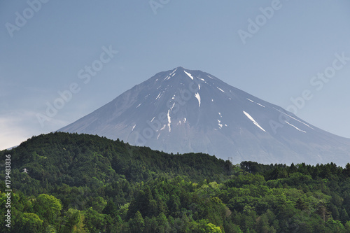 初夏の富士山のアップ