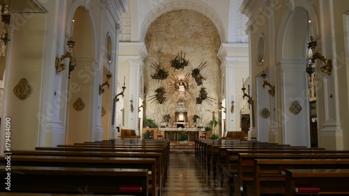 Interni e altare del santuario italiano Madonna della Corona in Trentino Alto Adige