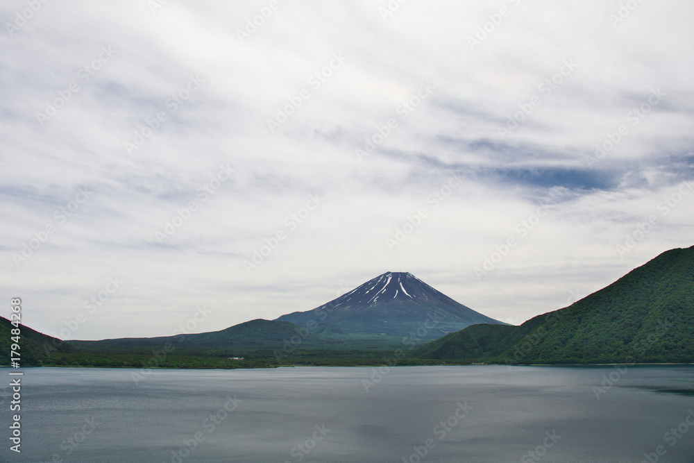 本栖湖と富士山 本栖湖と富士山