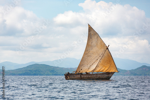 Pirogue artisanale en pleine mer avec sa voile hissée entre nosy be et nosy komba Madagascar photo