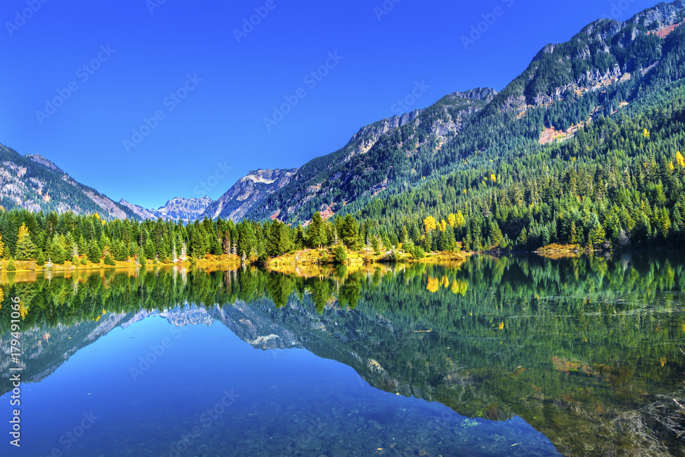 Fototapeta premium Gold Lake Reflection Mt Chikamin Peak Snoqualme Pass Washington