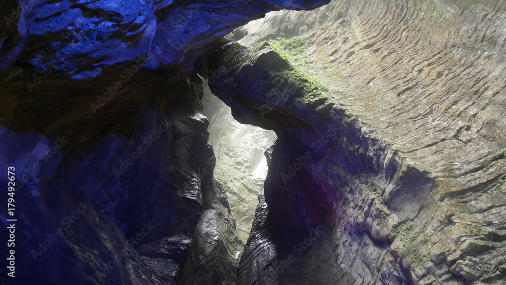 Cascata nella grotta del parco naturale di Varone