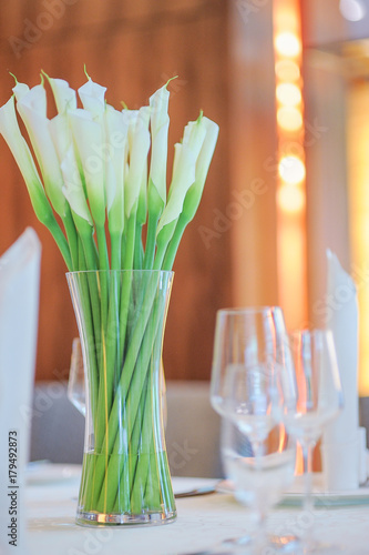 Flower table decorations photo