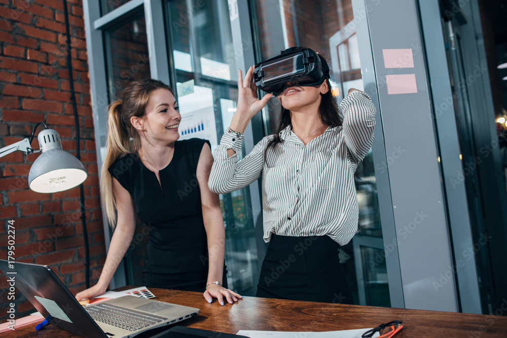 Девушка в спортзале. Женщина бежит. Go through training. Rowing women. Go through training.