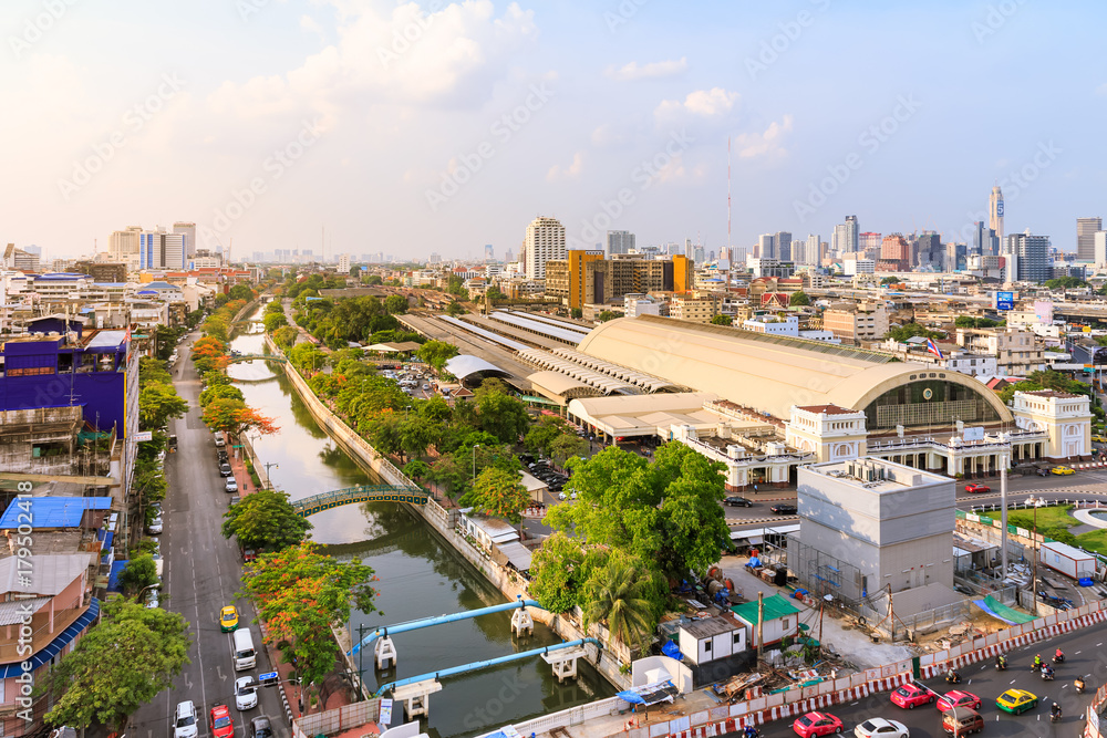 Fototapeta premium Bangkok, Thailand: May 21, 2017 - Bangkok Railway Station (Hua Lamphong), center of mass transit built in Italian Neo-Renaissance-style.