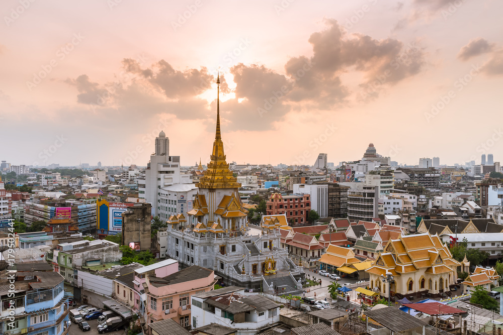 Naklejka premium Bangkok Thailand: May 21, 2017 - Wat Trimitre, largest golden Buddha sculpture in the world is at this temple.