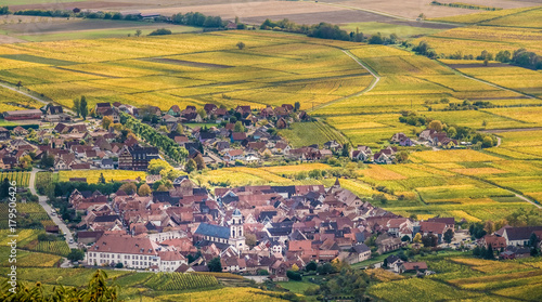 Fotografi The wine-making village of Orschwiller, Bas-Rhin, Alsace, France,  just west of Sélestat