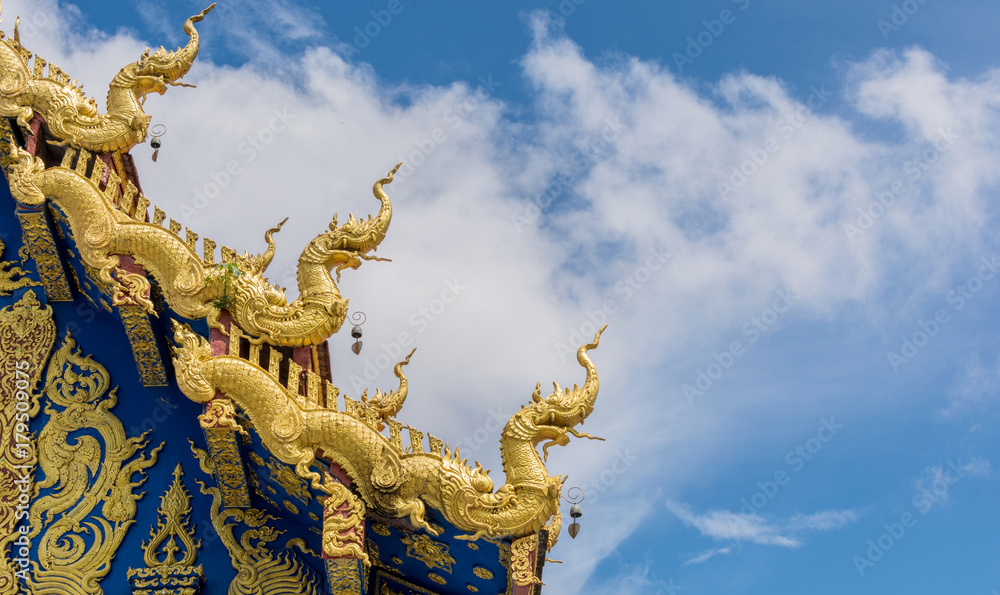 Decorating the roof of the temple with the Buddhist style