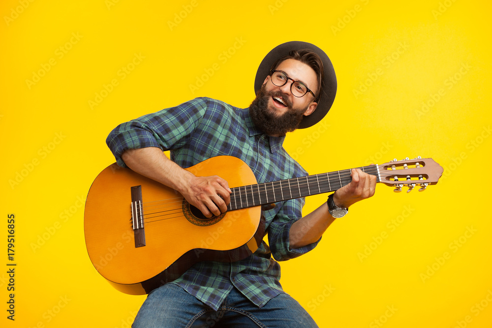 Cheerful musician with guitar - obrazy, fototapety, plakaty 