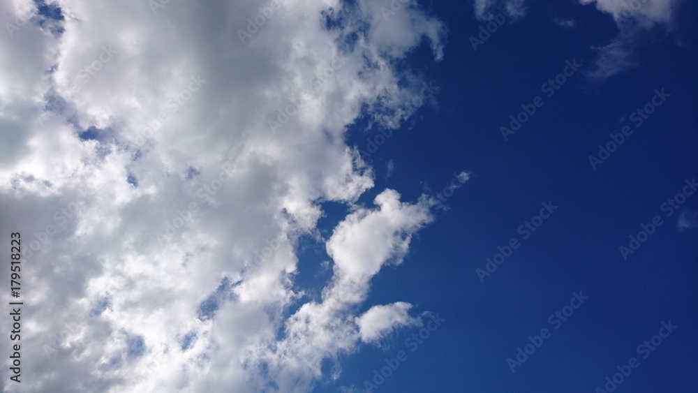 Blauer Himmel mit Wolken Blauer Himmel mit Wolken