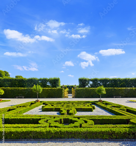 Schlosspark der Herrenhäuser Gärten mit goldenem Tor
