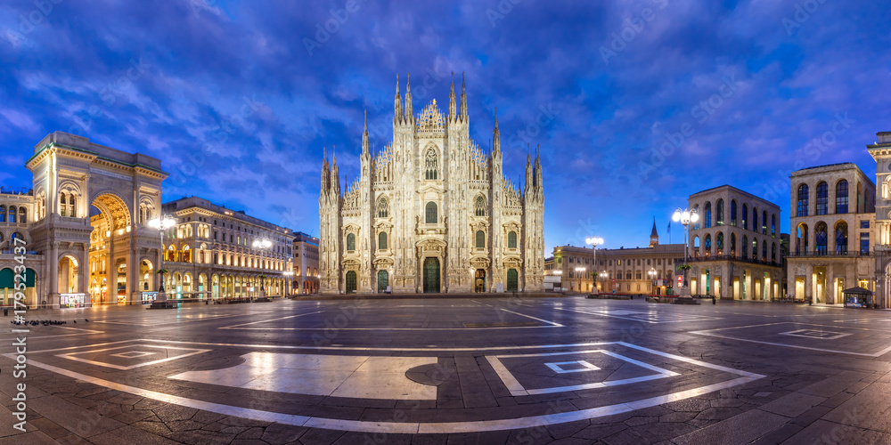 Naklejka premium Panorama Piazza del Duomo, Plac Katedralny z katedrą w Mediolanie lub Duomo di Milano, Galleria Vittorio Emanuele II i Arengario, podczas niebieskiej godziny porannej, Mediolan, Lombardia, Włochy