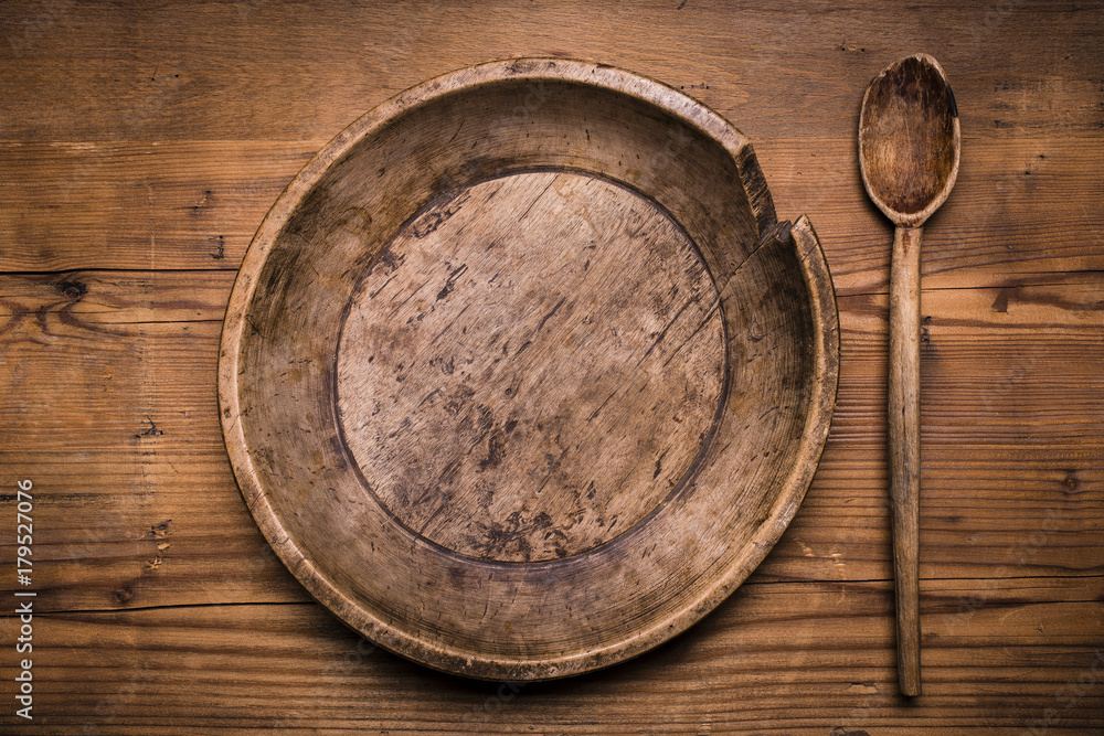 vecchio piatto di legno su fondo rustico vecchio piatto di legno su fondo rustico