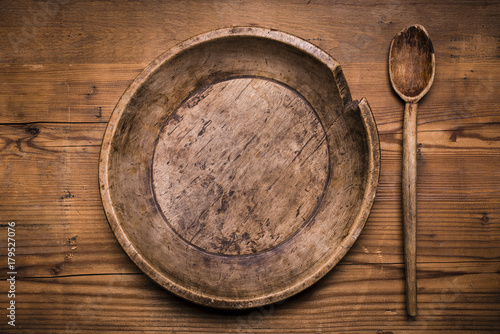 vecchio piatto di legno su fondo rustico photo
