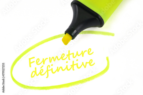 Fermeture définitive écrit au feutre fluo