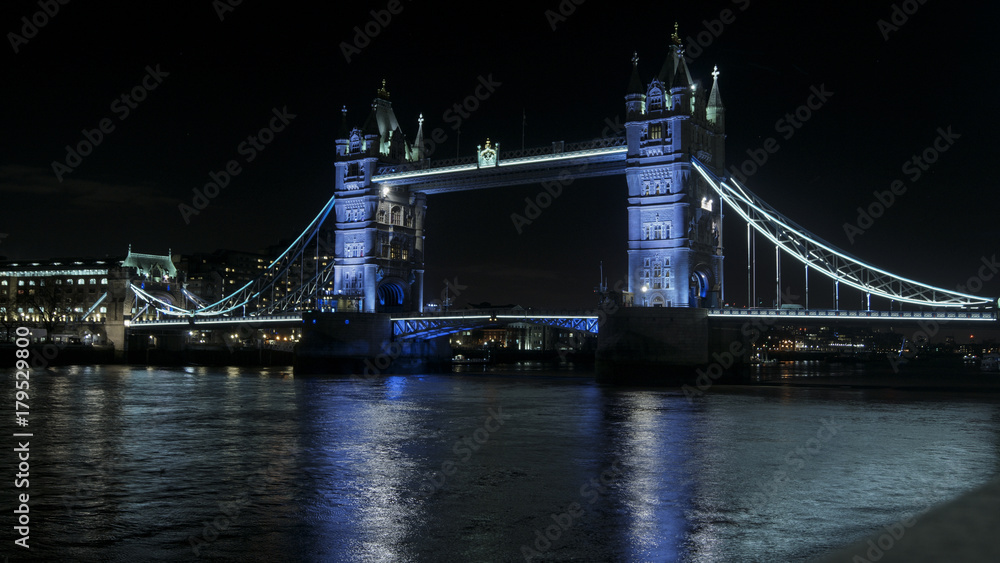 Fototapeta premium Night view to the Tower Bridge, LONDON, ENGLAND