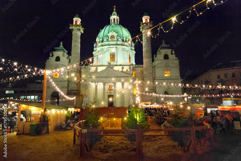 Obraz premium Karlsplatz Christmas market in Vienna, Austria