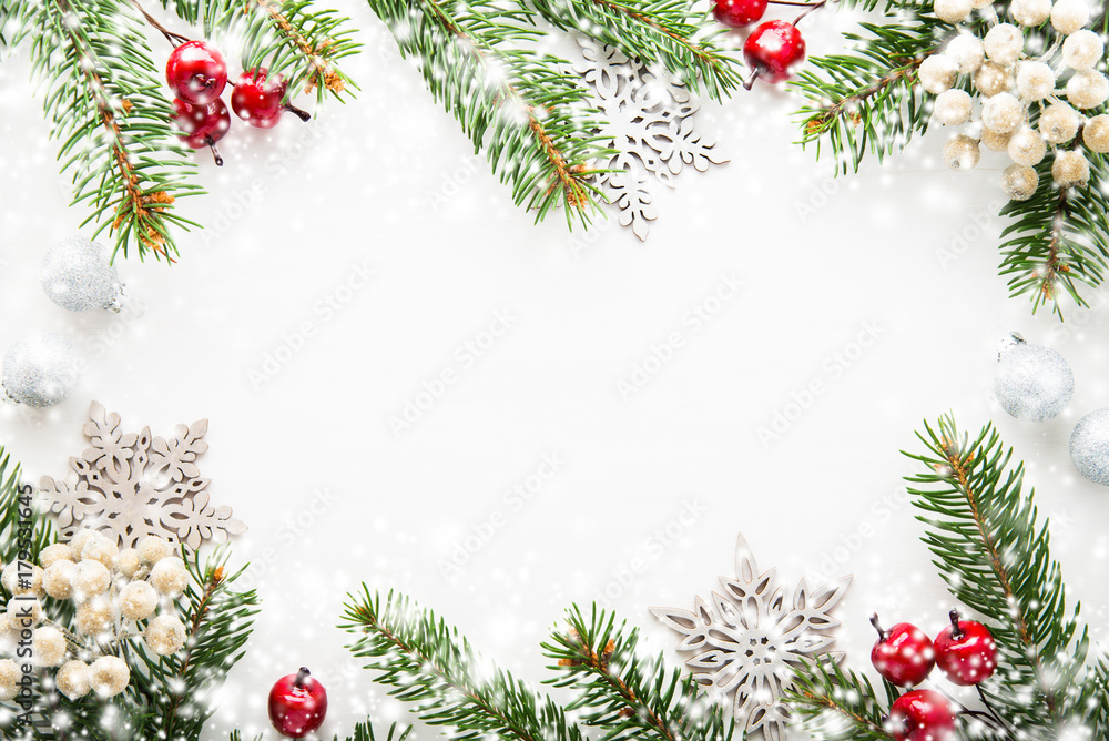 Khám phá Nền Giáng Sinh với Cây thông và quả mâm xôi trên nền gỗ trắng, một nơi tuyệt vời để lan tỏa sự đoàn kết, tình yêu và hy vọng. Cùng những mảng màu sắc, hình ảnh tươi sáng, bạn sẽ có một hình ảnh đẹp và nghệ thuật trong không gian lễ hội.