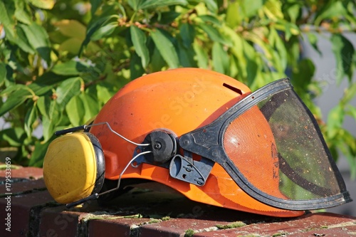 Schutzhelm orange mit Visier photo