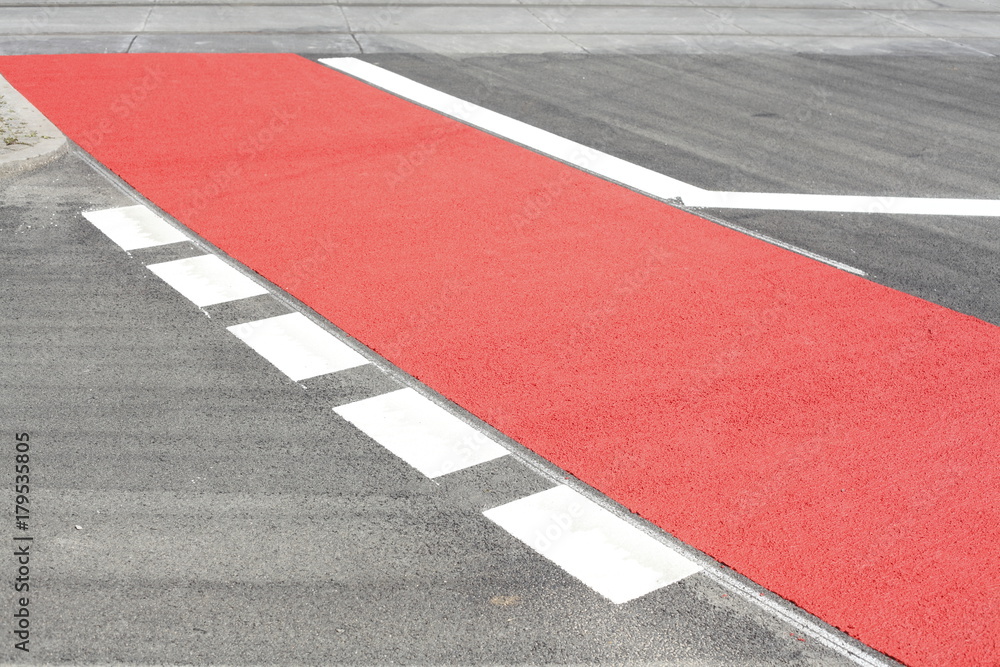 Fototapeta premium Roter Radweg, Rote Bodenmarkierung