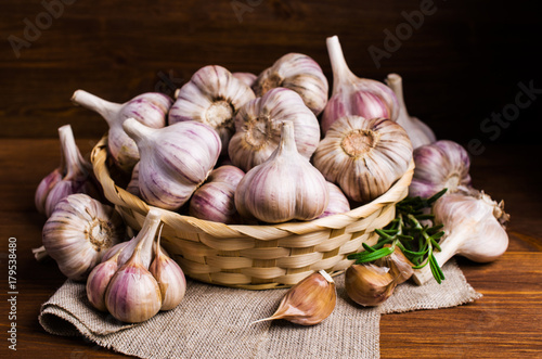 Raw garlic cloves
