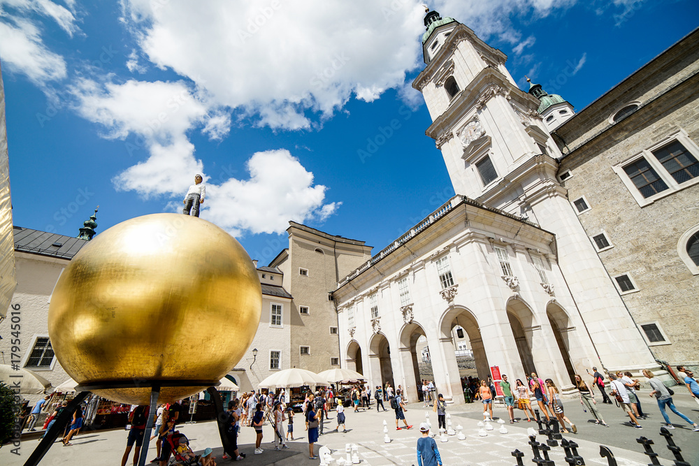 Naklejka premium Złota piłka Salzburg Mozart