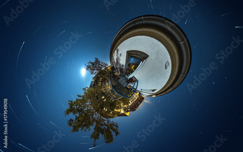 Little Planet Nachtansicht in einer Wohnsiedlung