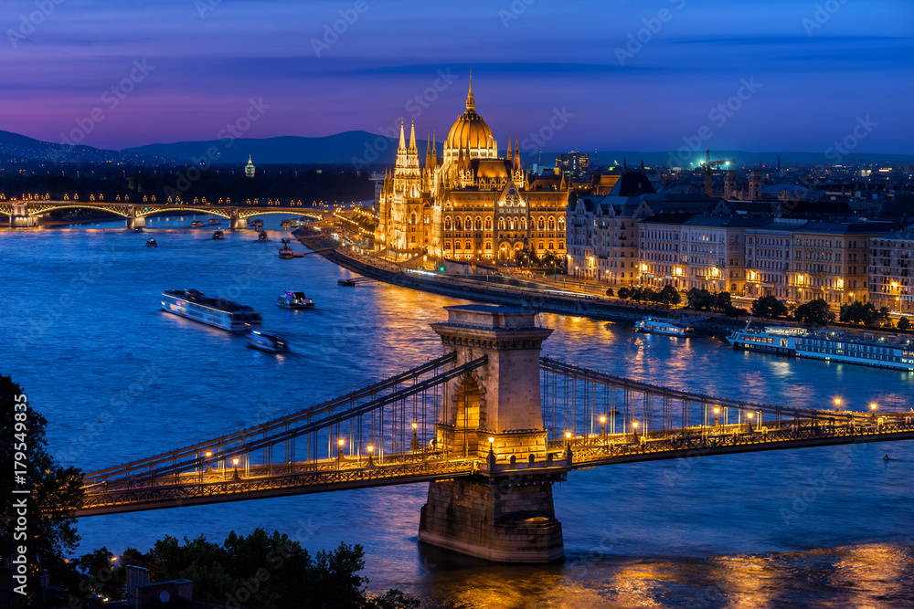 Fototapeta premium Błękitna godzina w Budapeszcie z Mostem Łańcuchowym i węgierskim parlamentem