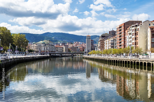 Spanien - Baskenland - Bilbao - Rio Nervion photo