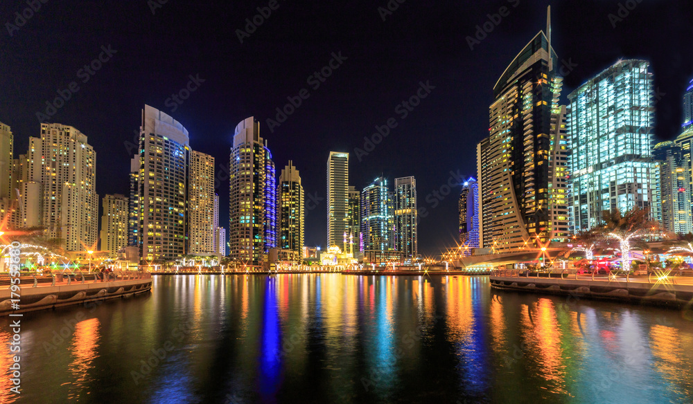 Dubai Marina bei Nacht