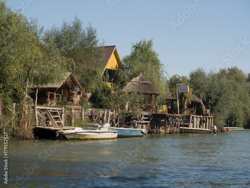 Häuser und Boote im Donaudelta (Rumänien).  photo