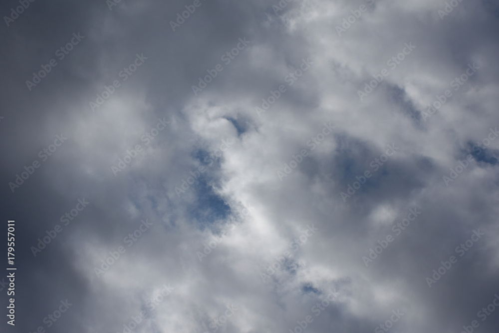 空と雲 「空想・雲のモンスター（画面中央にモンスターイメージなど）」