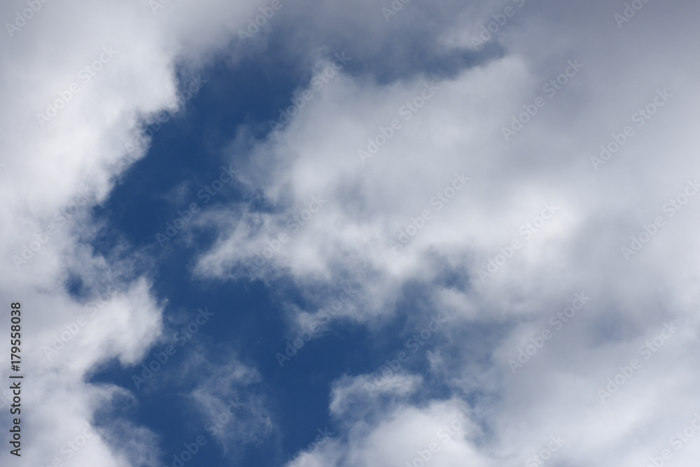 青空と雲「空想・雲のモンスターたち」（言いわけをする、質問する、議論する、言い聞かす、討論、諭す、対話などのイメージ）