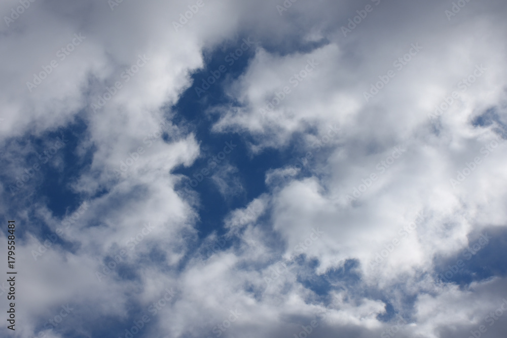 青空と雲「空想・雲のモンスターたち」(対話、話す、ひそひそ話などのイメージなど) 青空と雲「空想・雲のモンスターたち」(対話、話す、ひそひそ話などのイメージなど)
