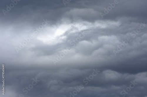 雲「空想・雲のモンスター（画面中央付近に灰色のドラゴンのイメージなど」