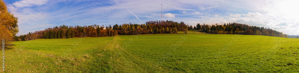 Wiese und herbstlicher Wald (Panorama)