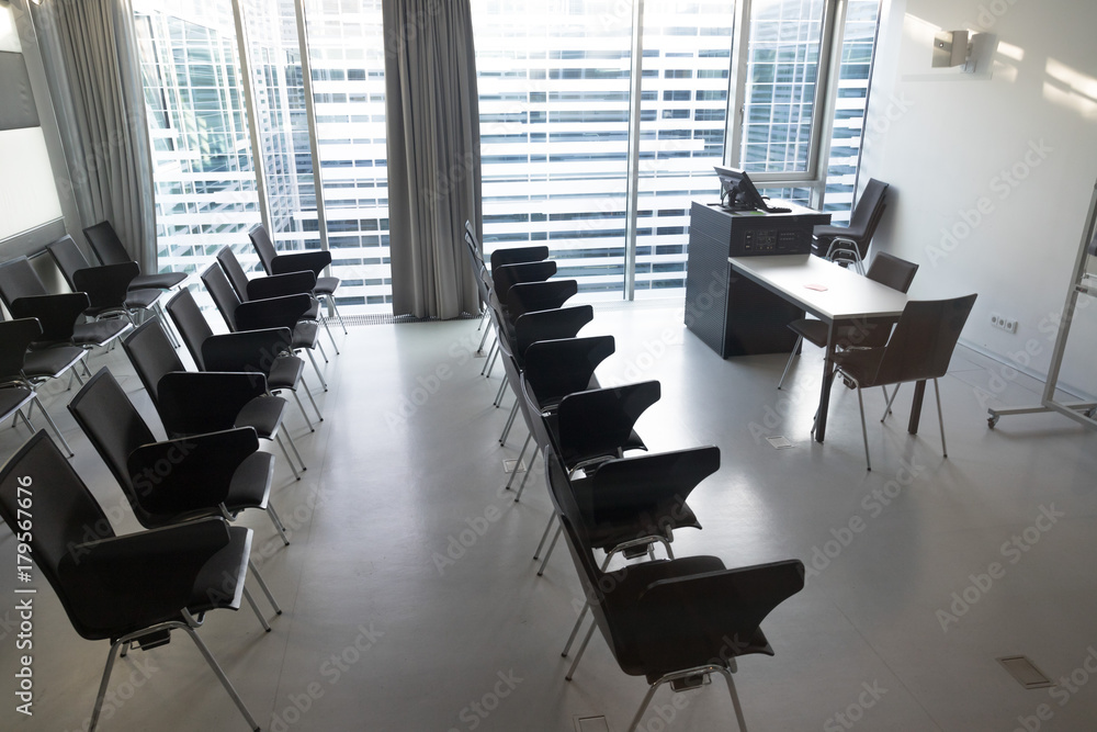 Stühle in Seminarraum, Unternehmen