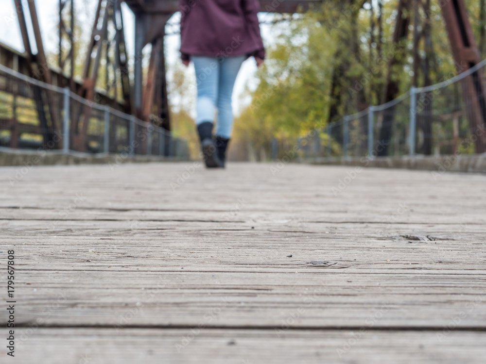 Frau geht neuen Weg Frau geht neuen Weg