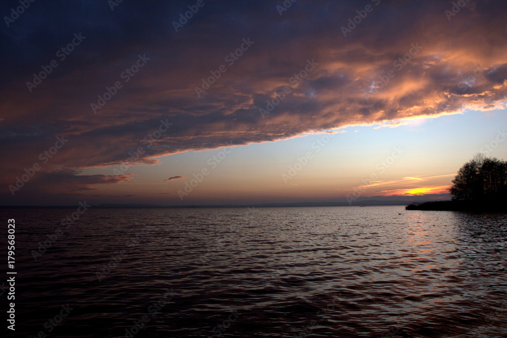 Wolken beim Sonnenuntergang am See Wolken beim Sonnenuntergang am See