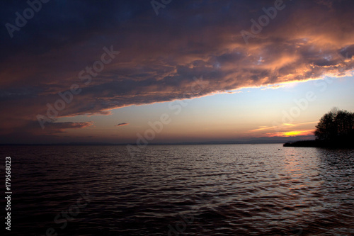 Wolken beim Sonnenuntergang am See © Martin_P