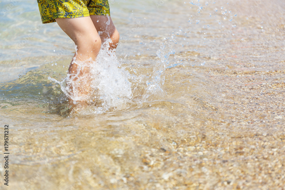 Obraz premium Little feet in the sea