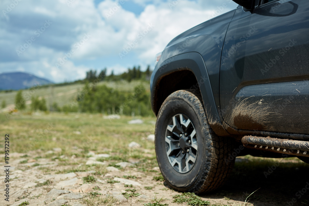 Naklejka premium Pojazd terenowy na górskim torze