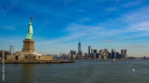 Statue of Liberty with Manhattan's skyline, New York, USA © bongiozzo