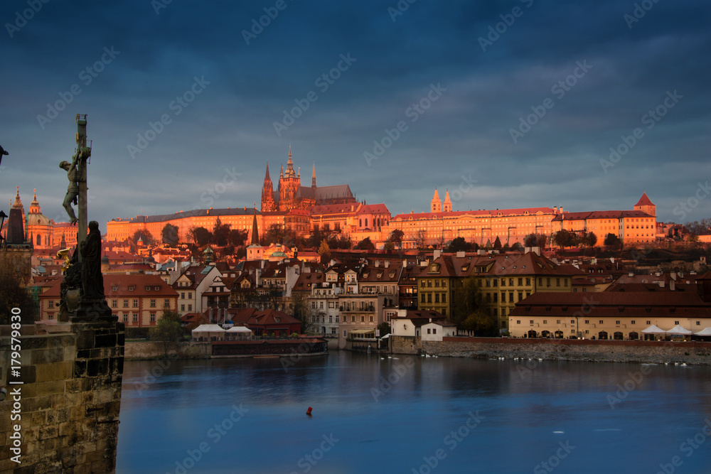 Morgenrot über Karlsbrücke und Festung Prag