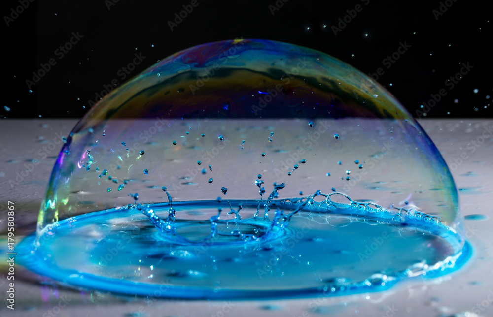 Impatti di una goccia d'acqua in una bolla di sapone Impatti di una goccia d'acqua in una bolla di sapone