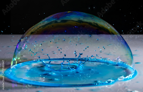 Impatti di una goccia d'acqua in una bolla di sapone