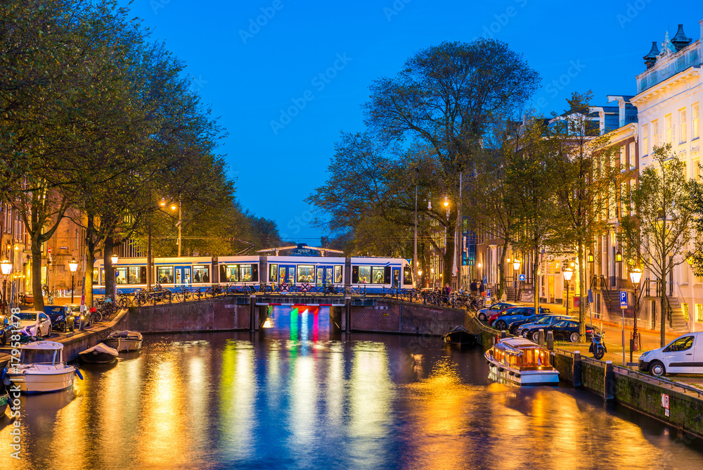 Canal d'Amsterdam à la tombée de la nuit, Hollande, Pays-Bas