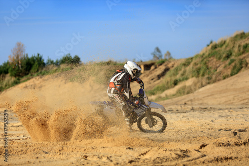 Enduro, motocyklista na motorze crossowym na piachu.